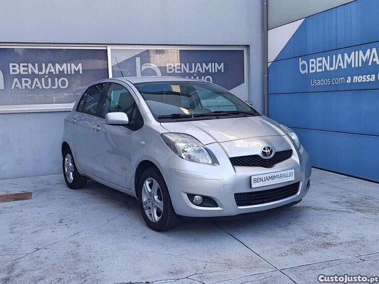 Cinza Usado 2010 Toyota Yaris Comfort | € 7.900 (Preço justo) - Imagem 1/1