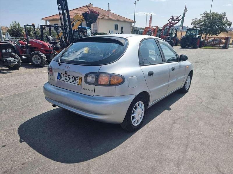 Usado Chevrolet Lanos 75 HP (55 kW) 2000 Cinzento Sedan