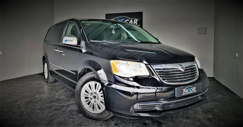 Usado Lancia Voyager S 177 HP (130 kW) 2014 Preto Monovolume