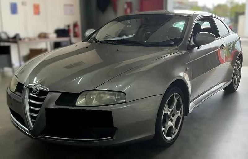 Usado Alfa Romeo GT 150 HP (110 kW) 2010 Cinzento Coupé