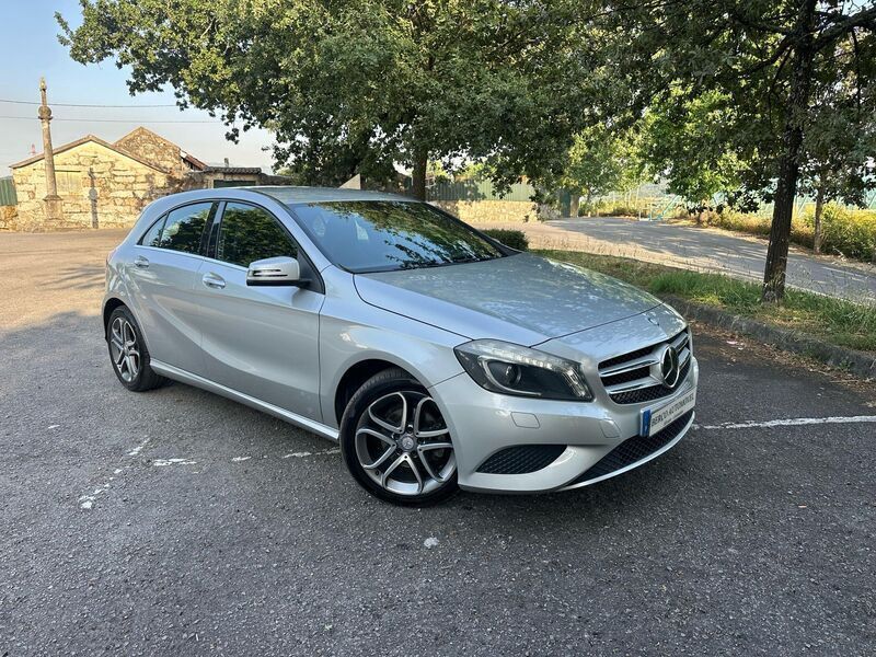 Cinza Usado 2014 Mercedes A180 Urban | € 14.750 - Imagem 1/4