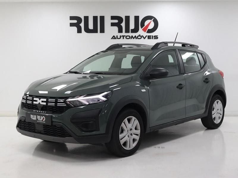 Verde Usado 2024 Dacia Sandero Essentiel SUV | € 16.900 (Preço justo) - Imagem 1/4