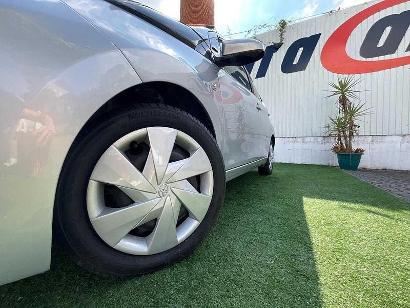 Usado Toyota Aygo 69 HP (50 kW) 2016 Cinzento Citadino