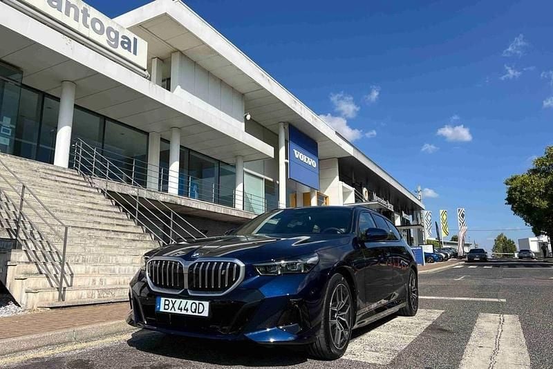 Azul Novo 2025 BMW i5 Comfort Edition Sedan | € 77.600 - Imagem 1/4