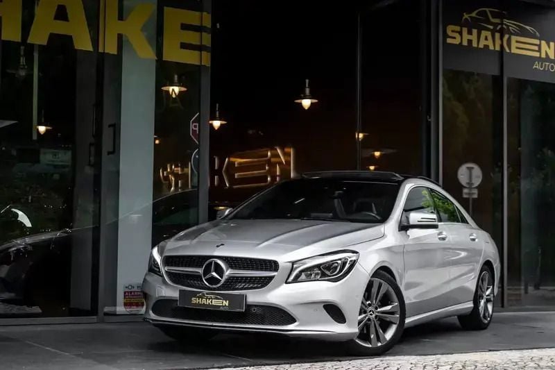 Cinzento Usado 2018 Mercedes CLA180 Urban Sedan | € 21.750 (Preço justo) - Imagem 1/4