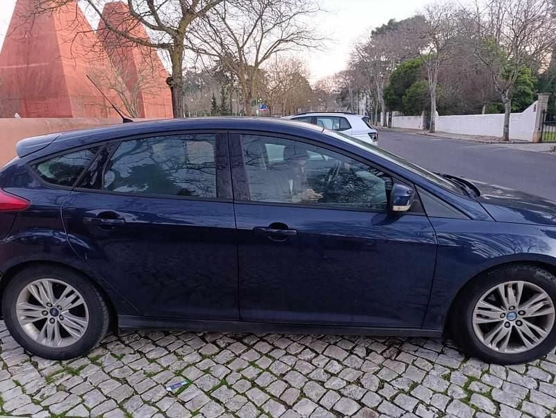 Usado Ford Focus 116 HP (85 kW) 2012 Azul Sedan