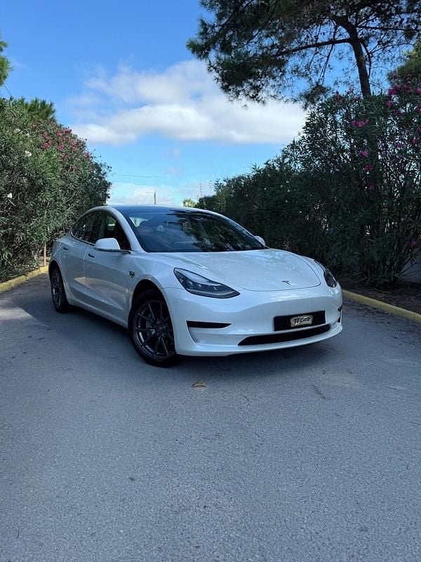 Branco Usado 2020 Tesla Model 3 Standard Range Plus Sedan | € 22.400 (Bom preço) - Imagem 1/4