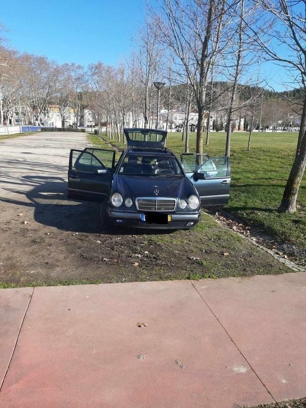 Preto Usado 1997 Mercedes E250 Carrinha | € 3.199 - Imagem 1/4