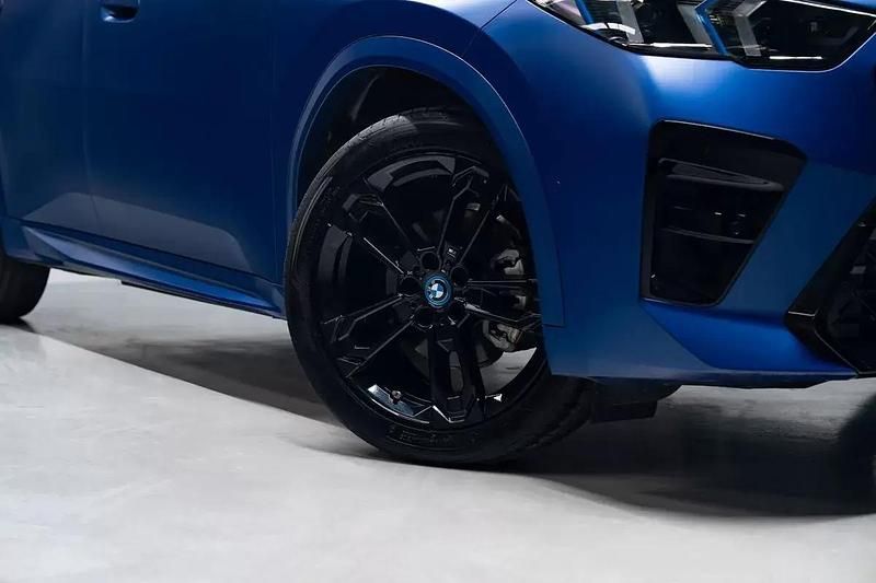 Usado BMW iX2 Comfort Edition 150 kW (204 HP) 2024 Azul escuro SUV