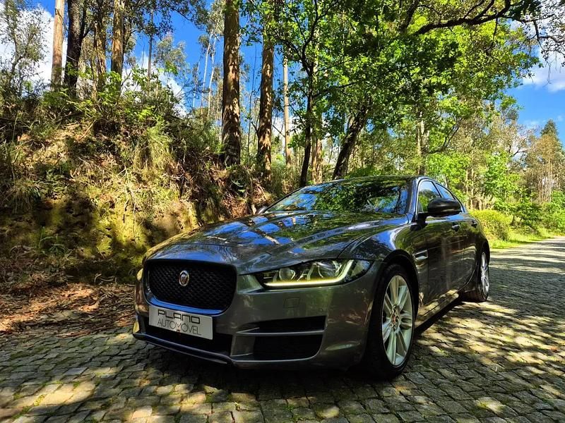 Usado Jaguar XE Prestige 180 HP (132 kW) 2015 Cinza escuro Sedan