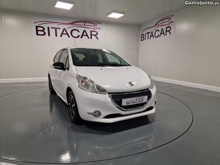 Branco Usado 2015 Peugeot 208 Active Citadino | € 12.750 (Caro) - Imagem 1/1
