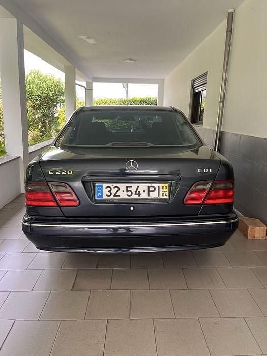Usado Mercedes E220 Avantgarde 143 HP (105 kW) 2000 Sedan