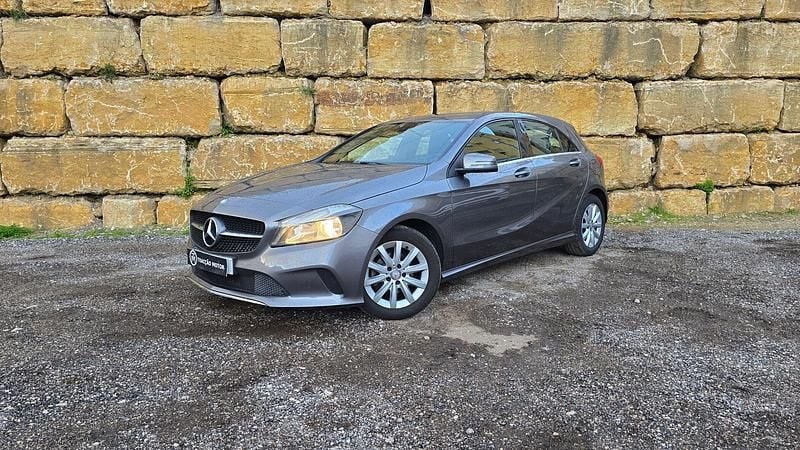 Cinza Usado 2017 Mercedes A180 Urban | € 16.500 (Bom preço) - Imagem 1/4