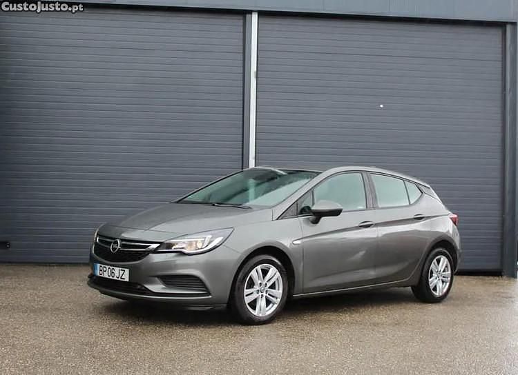 Usado Opel Astra Business 95 HP (69 kW) 2018 Cinza Sedan