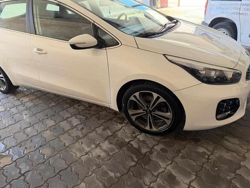 Usado Kia Ceed 133 HP (97 kW) 2015 Branco Citadino