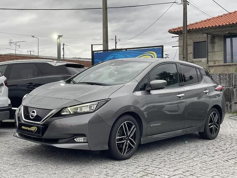 Cinzento Usado 2020 Nissan Leaf Tekna Citadino | € 16.250 (Preço justo) - Imagem 1/3