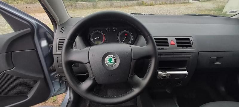 Usado Skoda Fabia 65 HP (47 kW) 2005 Cinza prata Citadino