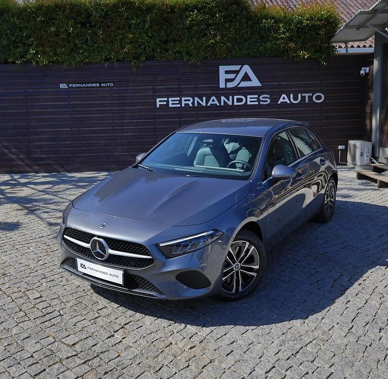 Cinza Usado 2025 Mercedes A250 Sedan | € 39.990 - Imagem 1/4