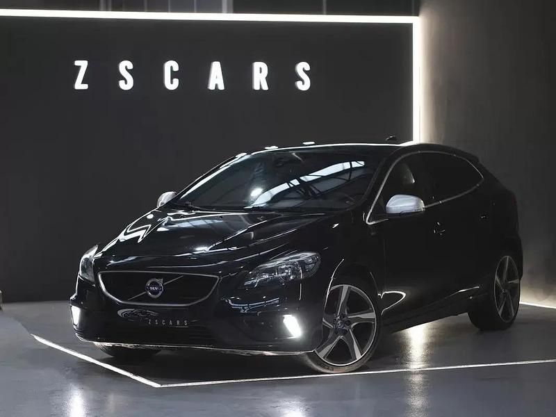 Preto Usado 2015 Volvo V40 R-Design Citadino | € 13.990 (Preço justo) - Imagem 1/4