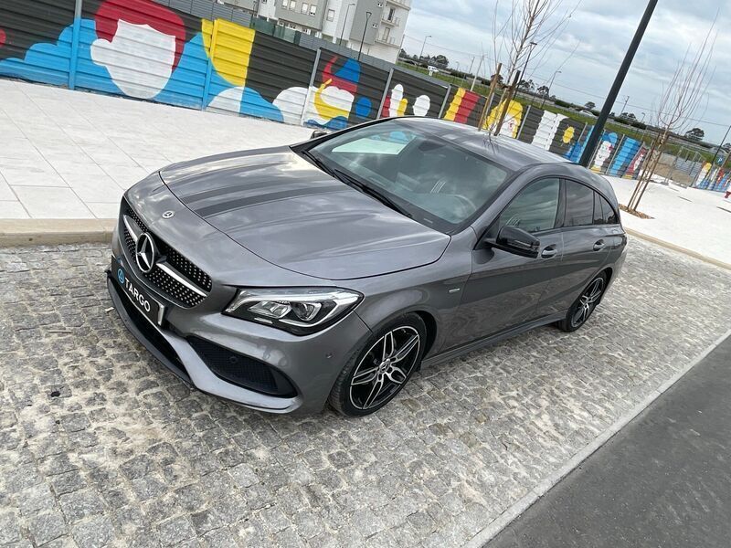 Cinza Usado 2017 Mercedes CLA200 Edition Sedan | € 24.900 - Imagem 1/4