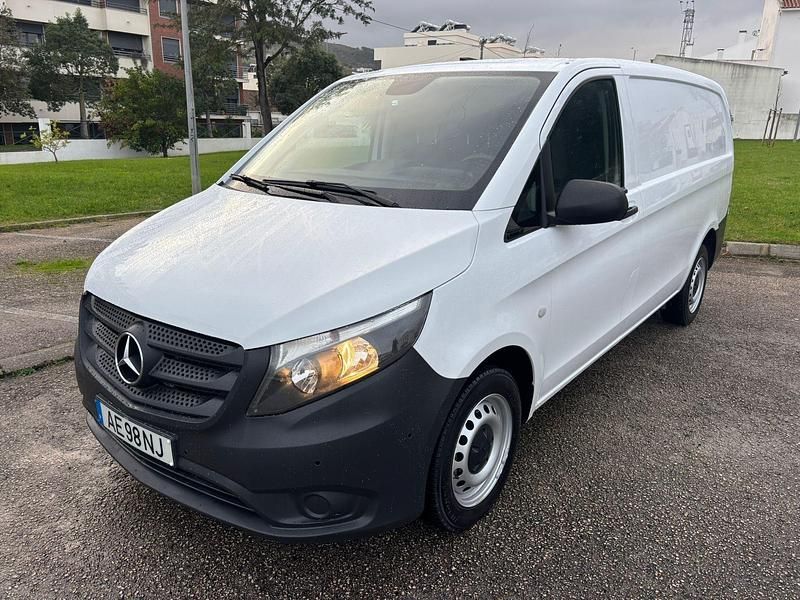 Branco Usado 2021 Mercedes Vito Van | € 19.950 - Imagem 1/4