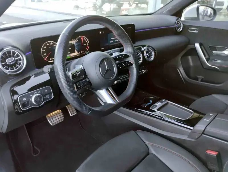 Usado Mercedes A250 Advanced Plus 218 HP (160 kW) 2023 Branco digital Citadino