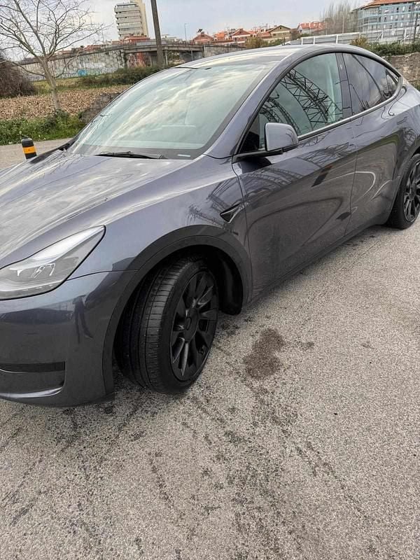Cinzento Usado 2023 Tesla Model Y Performance SUV | € 30.100 (Bom preço) - Imagem 1/4