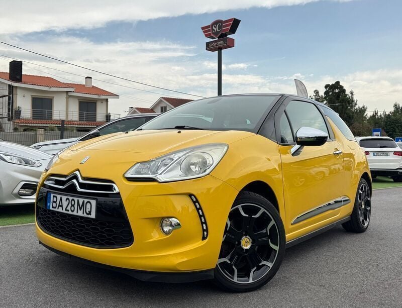 Amarelo Usado 2010 DS Automobiles DS3 Sport Chic Citadino | € 9.950 - Imagem 1/4