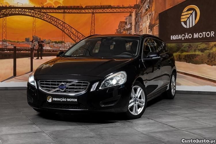 Usado Volvo V60 Kinetic 163 HP (119 kW) 2012 Preto Carrinha