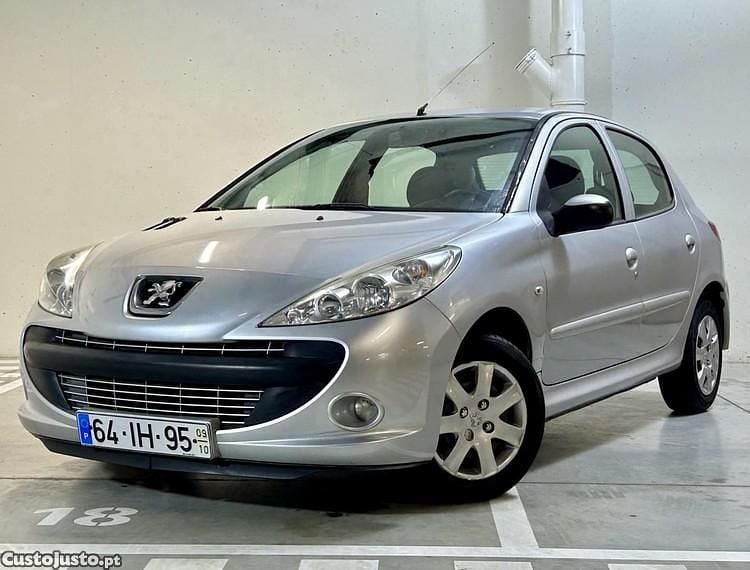 Cinza Usado 2009 Peugeot 206+ Citadino | € 3.250 - Imagem 1/1