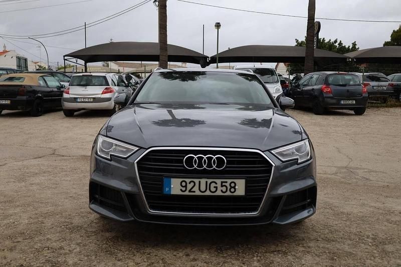 Usado Audi A3 110 HP (80 kW) 2018 Cinzento Sedan