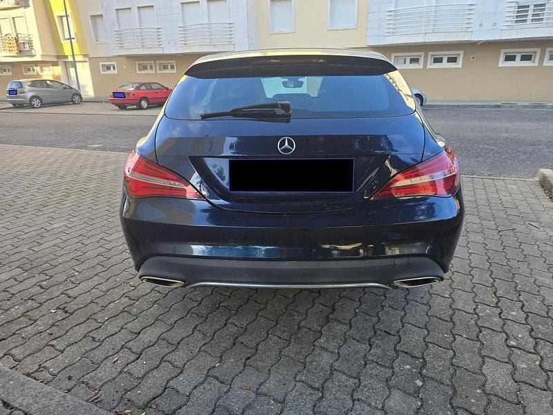 Usado Mercedes CLA180 Shooting Brake 109 HP (80 kW) 2017 Azul Carrinha