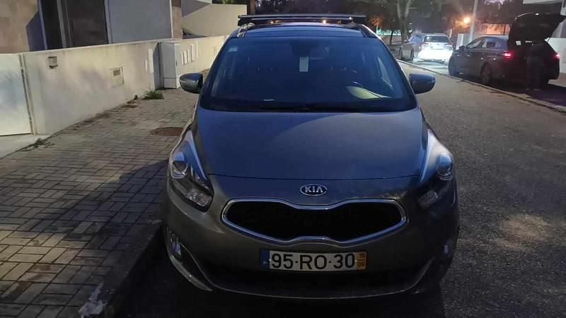 Cinzento Usado 2016 Kia Carens Monovolume | € 10.500 (Super Preço) - Imagem 1/4