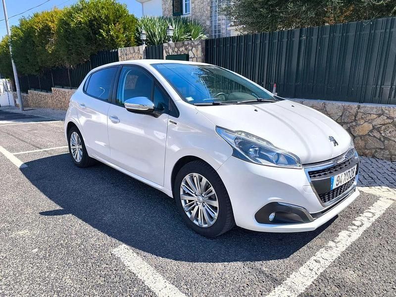 Branco Usado 2019 Peugeot 208 Signature Sky Citadino | € 10.900 (Preço justo) - Imagem 1/4