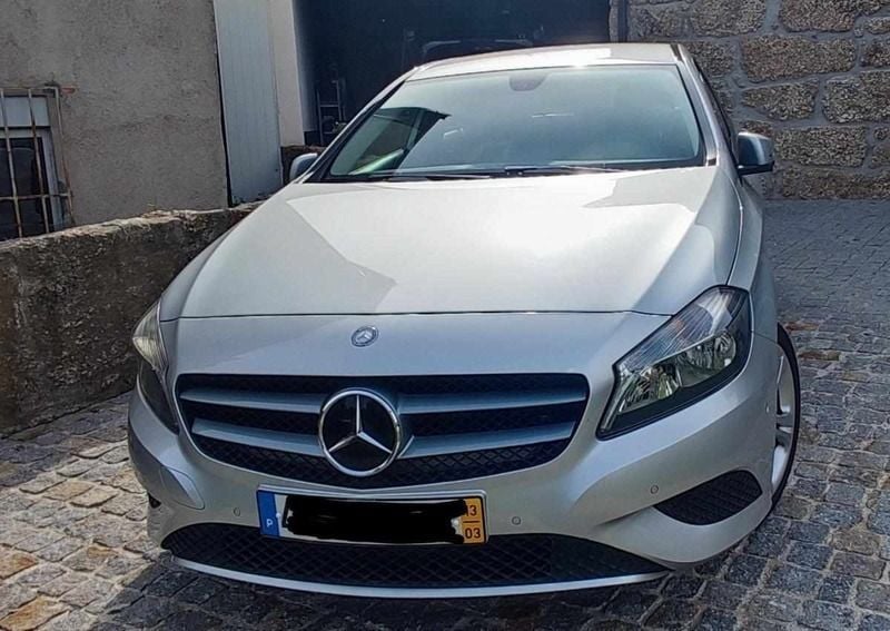 Cinzento Usado 2017 Mercedes A180 Citadino | € 12.999 (Super Preço) - Imagem 1/4