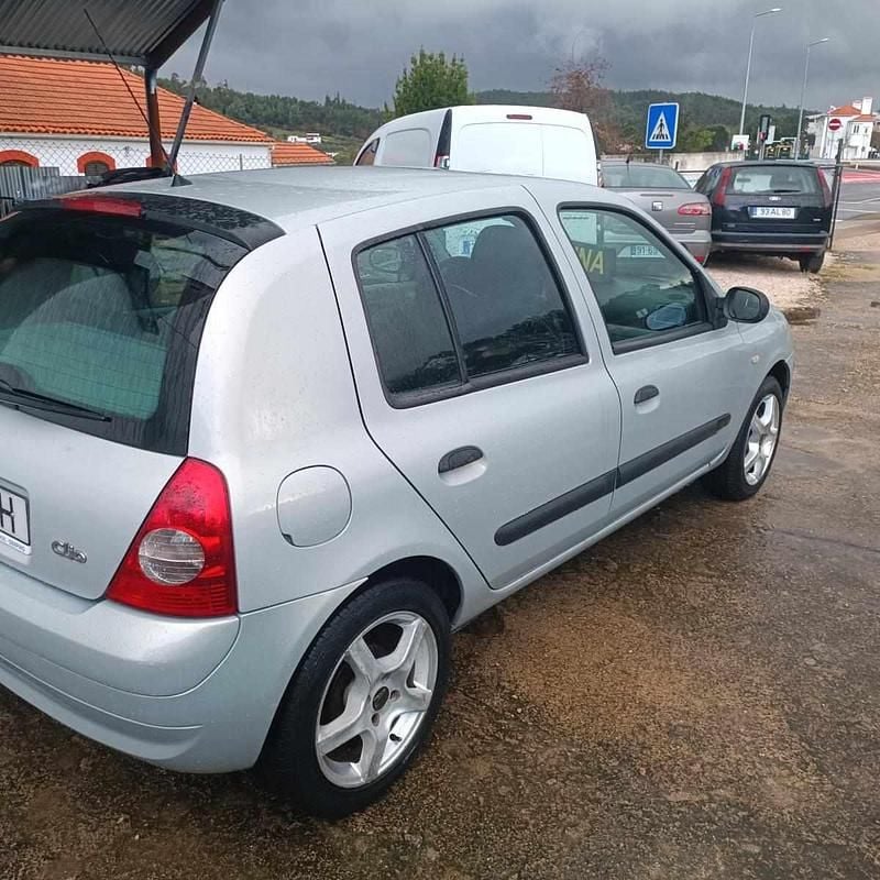 Usado Renault Clio II 75 HP (55 kW) 2003 Cinzento Citadino
