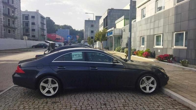 Azul Usado 2007 Mercedes CLS320 Sedan | € 9.990 - Imagem 1/4
