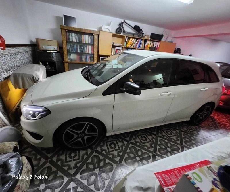Branco Usado 2015 Mercedes B180 Monovolume | € 17.000 (Preço elevado) - Imagem 1/4