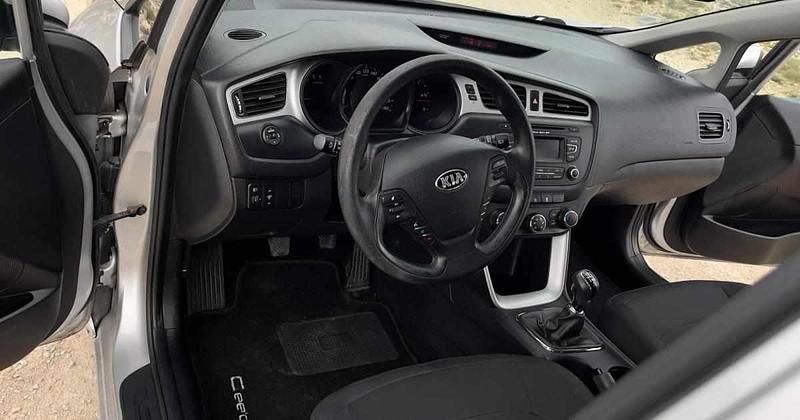 Usado Kia Ceed 90 HP (66 kW) 2015 Cinza Citadino