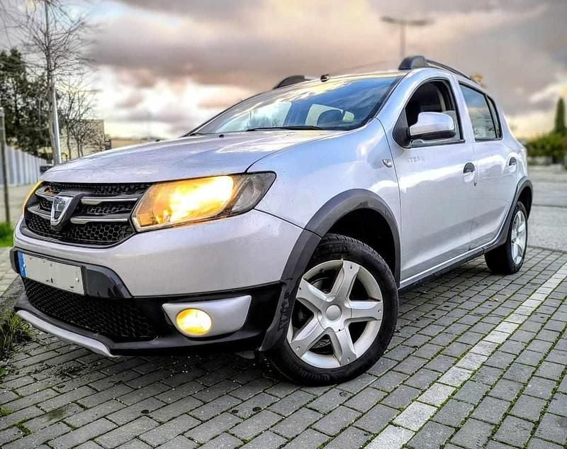 Cinzento Usado 2013 Dacia Sandero Citadino | € 7.999 (Preço justo) - Imagem 1/4