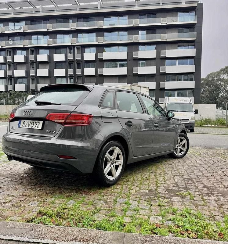 Usado Audi A3 116 HP (85 kW) 2018 Cinzento Sedan