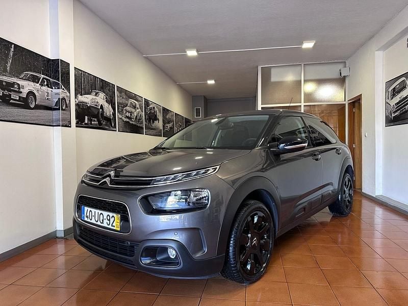 Cinza Usado 2018 Citroën C4 Shine | € 13.100 (Preço justo) - Imagem 1/4