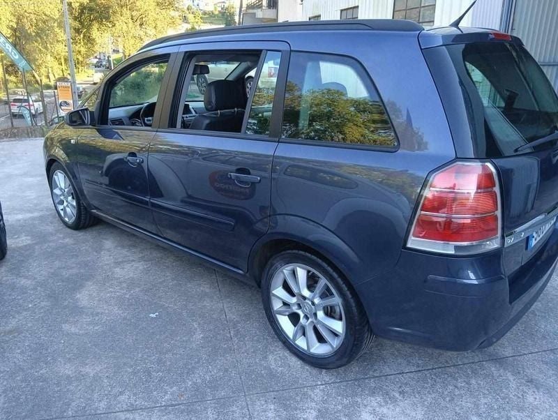 Cinzento Usado 2007 Opel Zafira Monovolume | € 4.900 (Preço justo) - Imagem 1/4