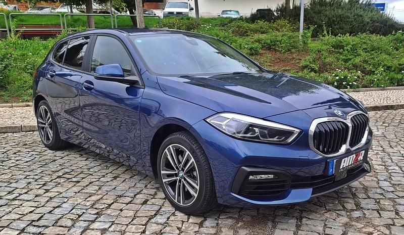 Azul Usado 2023 BMW 118 Comfort Edition Citadino | € 24.990 (Bom preço) - Imagem 1/4