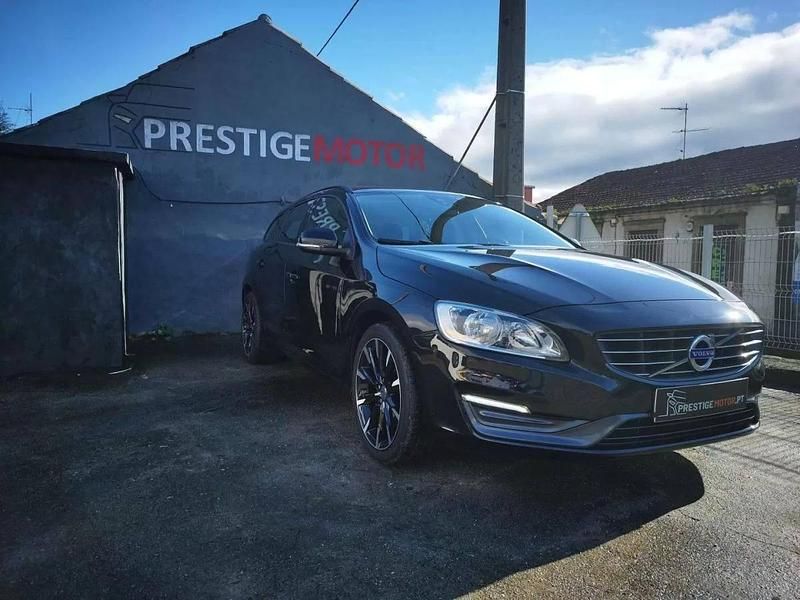 Usado Volvo V60 Momentum 115 HP (84 kW) 2014 Preto Carrinha