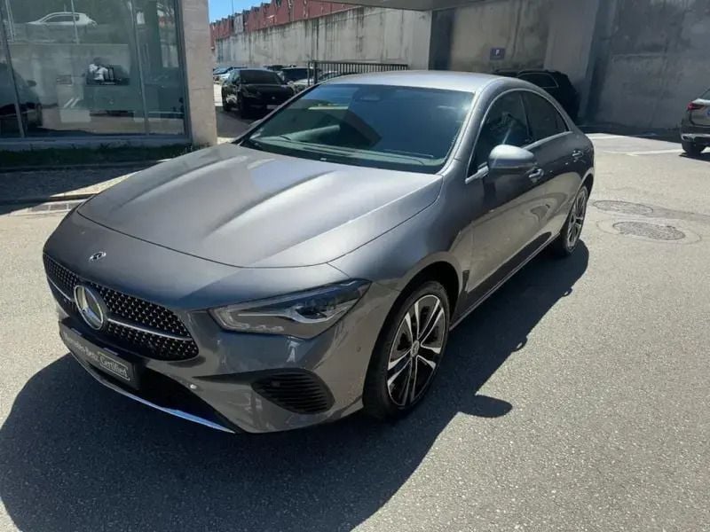 Cinza mountain Usado 2024 Mercedes CLA250e Advanced Sedan | € 46.600 (Caro) - Imagem 1/4