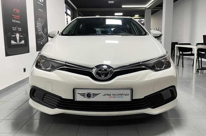 Usado Toyota Auris 90 HP (66 kW) 2015 Branco Citadino