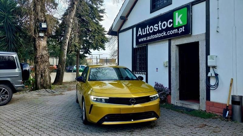 Usado Opel Astra Elegance 130 HP (95 kW) 2022 Amarelo