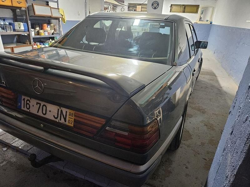 Usado Mercedes C250 150 HP (110 kW) 1988 Sedan