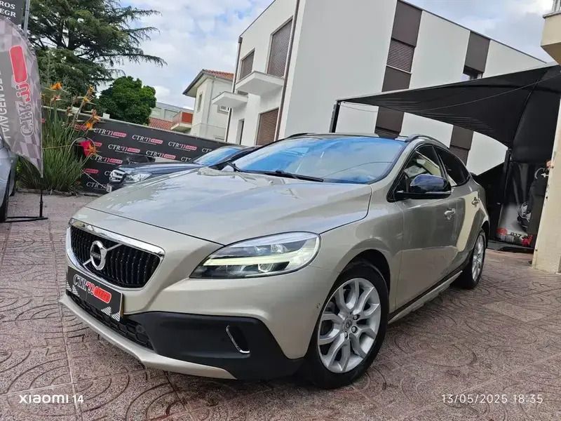 Cinzento Usado 2017 Volvo V40 CC Summum Carrinha | € 17.900 - Imagem 1/4